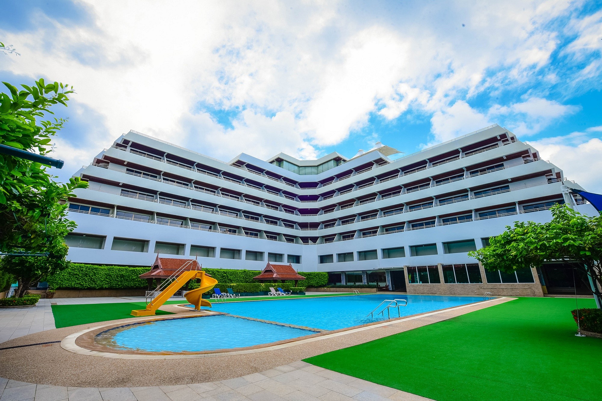 4 STAR  @ PATONG RESORT Stay & Play Package (4-Nights/ 2 Rds Golf ) 